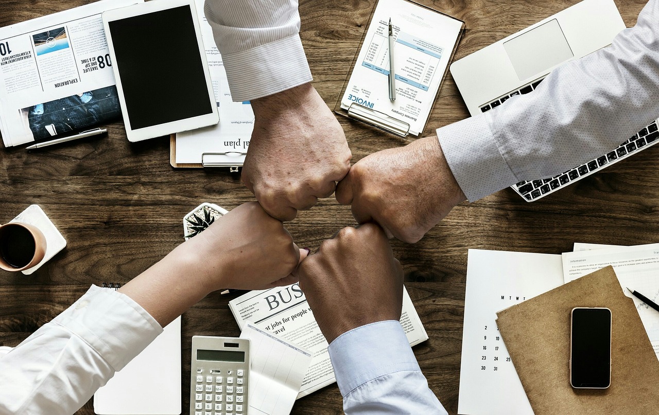 Which 10 companies or sectors are driving the growth of the gig economy and flexible work arrangements?